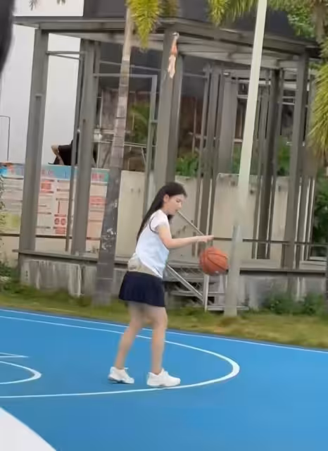 47歲劉濤穿迷你短裙扎公主頭打籃球，端莊優雅，狀態身材真不錯