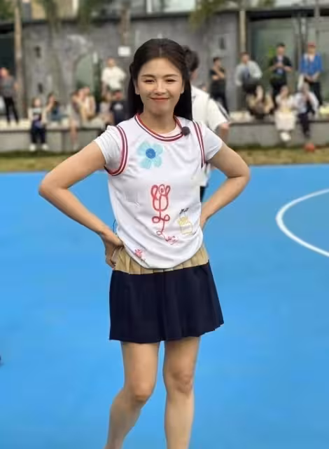 47歲劉濤穿迷你短裙扎公主頭打籃球，端莊優雅，狀態身材真不錯