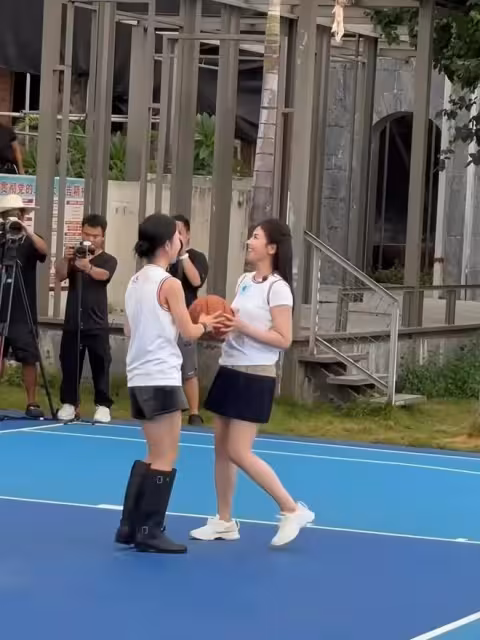 47歲劉濤穿迷你短裙扎公主頭打籃球，端莊優雅，狀態身材真不錯