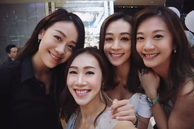 前TVB偷食女星家姐大曬火辣比基尼!被批曬性感成癮!曾與兒子合照被誤認夫妻調情
