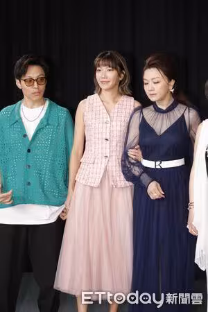 直擊/大牙離婚後首度公開露面!全身粉紅「滿臉燦笑」敬業貌曝光
