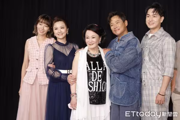 直擊/大牙離婚後首度公開露面!全身粉紅「滿臉燦笑」敬業貌曝光