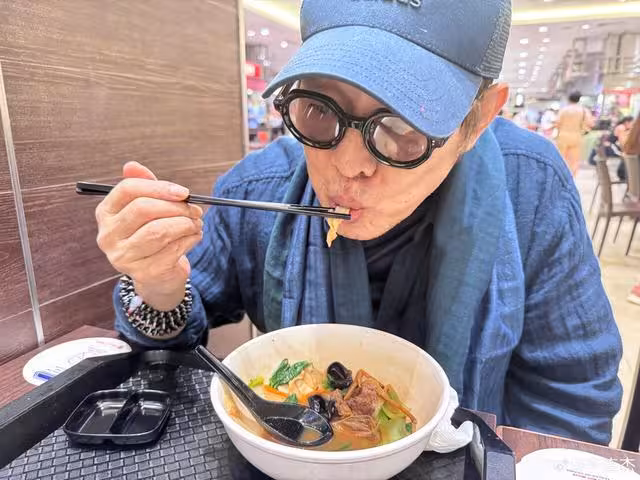 李連杰出院露面報平安! 現身狂嗑刀削麵:讓大家擔心了