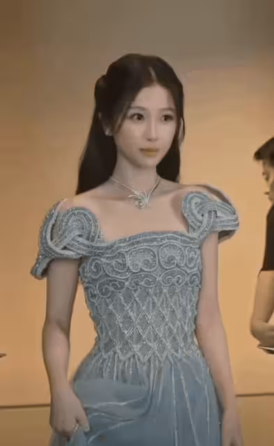 紅毯：唐嫣像油畫美人 熱巴變「銅人」 超吸睛，楊冪拍照姿勢絕了