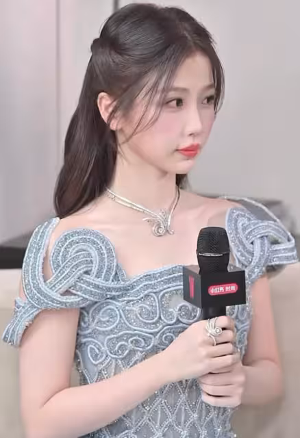 紅毯：唐嫣像油畫美人 熱巴變「銅人」 超吸睛，楊冪拍照姿勢絕了
