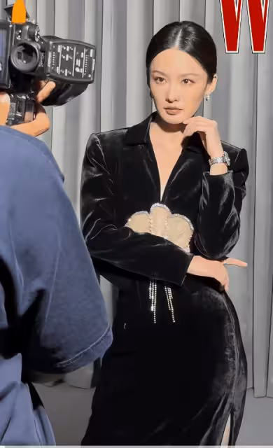 紅毯：唐嫣像油畫美人 熱巴變「銅人」 超吸睛，楊冪拍照姿勢絕了