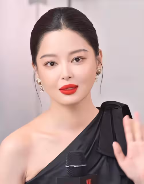 紅毯：唐嫣像油畫美人 熱巴變「銅人」 超吸睛，楊冪拍照姿勢絕了