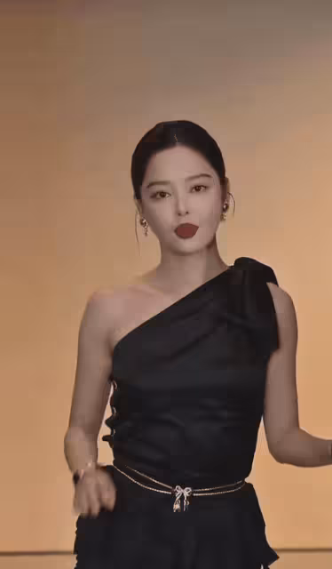 紅毯：唐嫣像油畫美人 熱巴變「銅人」 超吸睛，楊冪拍照姿勢絕了