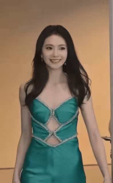 紅毯：唐嫣像油畫美人 熱巴變「銅人」 超吸睛，楊冪拍照姿勢絕了