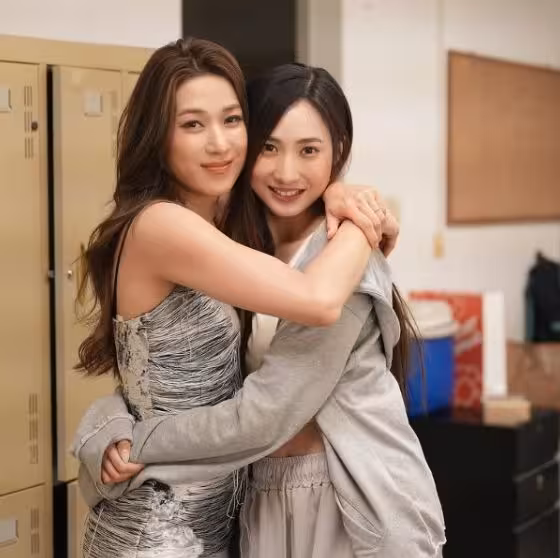 鍾嘉欣邀餅印18歲TVB小花合作!大曬相擁合照!稱讚對方長得像!
