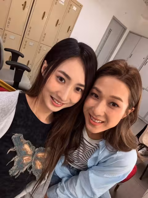 鍾嘉欣邀餅印18歲TVB小花合作!大曬相擁合照!稱讚對方長得像!