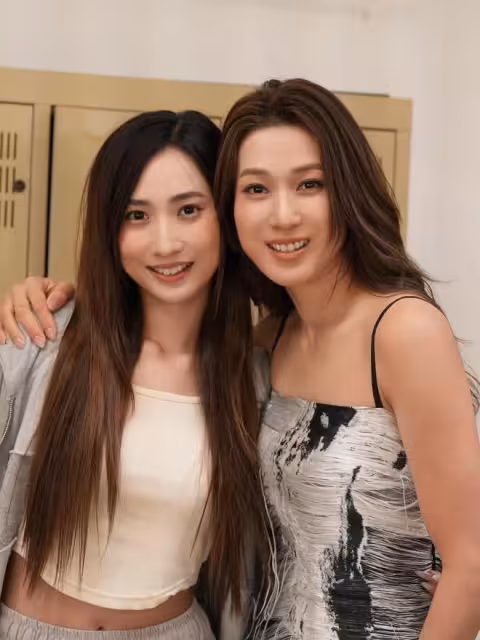 鍾嘉欣邀餅印18歲TVB小花合作!大曬相擁合照!稱讚對方長得像!