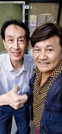《楚留香》最帥和尚在台北街頭擺攤!72歲臉蛋凍齡…親吐養生秘訣