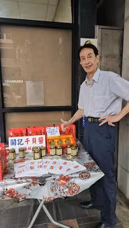 《楚留香》最帥和尚在台北街頭擺攤!72歲臉蛋凍齡…親吐養生秘訣
