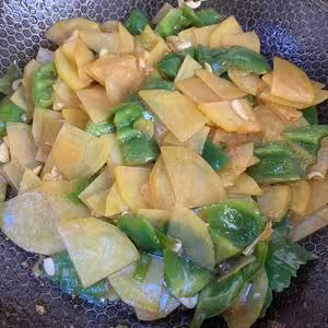 比肉都好吃的青椒炒土豆片😋簡單又美味❗️