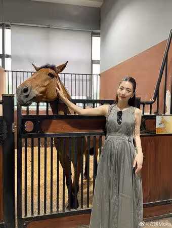 天王嫂方媛懷孕8月帶2女趴趴走!「纖細四肢+瓜子臉」羨煞眾人