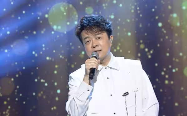 康康模仿伍佰唱跳！神複製遭虧「禮儀公司」　翁立友笑哭：用掉一包衛生紙