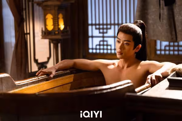 古裝劇片場欄杆鬆脫…男女主角跌進水裡　「小章子怡」驚慌：完了