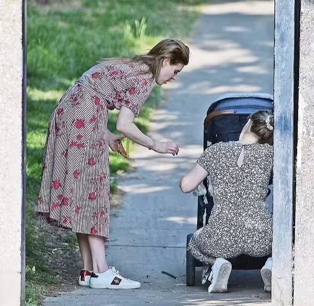 阿特麗斯公主為女兒西恩娜鋪就慈善之路,皇室三代溫暖傳承!