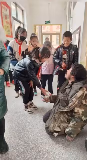 被資助的女孩去世!胡雷深夜發文:半年失去兩學生,心像刀割一樣