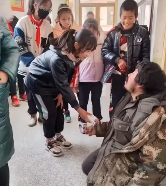 女孩自殺後續:遺體泡2天被打撈,老師曝隱情,竟被老人活活逼死