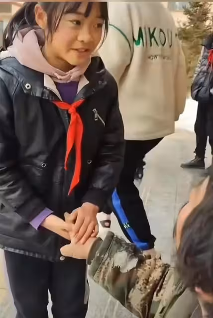 女孩自殺後續:遺體泡2天被打撈,老師曝隱情,竟被老人活活逼死