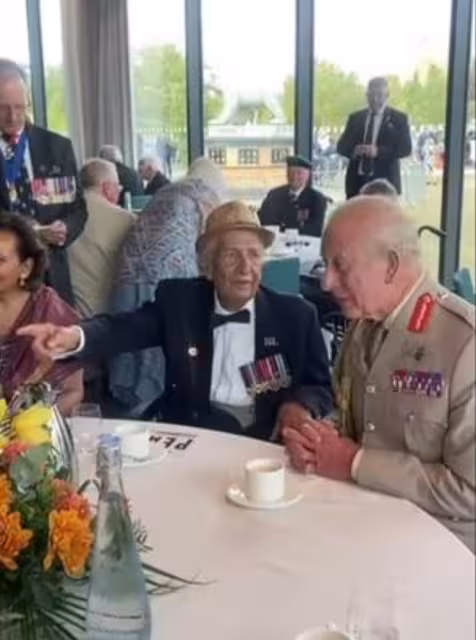 查爾斯國王含淚告白!與104歲老兵感人互動,背後藏王室父子情傷