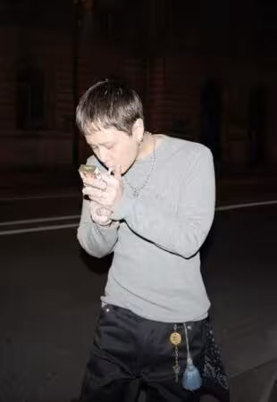 泫雅放閃老公龍俊亨惹議!巴黎街頭抽菸遭轟 韓網負評:違法吧?