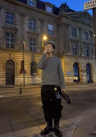 泫雅放閃老公龍俊亨惹議!巴黎街頭抽菸遭轟 韓網負評:違法吧?