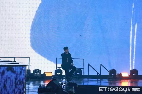 快訊/SJ開唱出意外「圭賢舞台重摔」消失30分鐘 粉絲淚:他受傷了