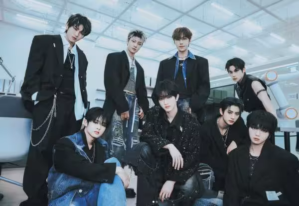 24歲偶像遭女粉絲強拽「嘴對嘴狂親」！事發全被拍下　粉絲怒了