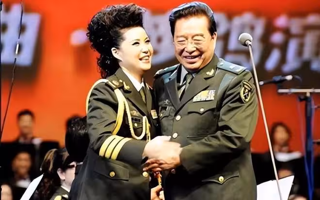 李天一輸了800萬美金?86歲李雙江抱病演出還債,娛記闢謠未出國