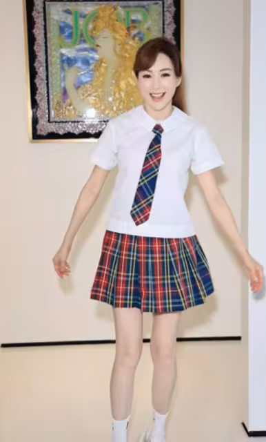TVB前花旦60歲生日！穿校服造型亮相！腰肢纖細被贊和中學生無差別！