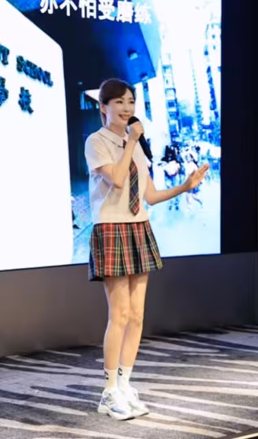 TVB前花旦60歲生日！穿校服造型亮相！腰肢纖細被贊和中學生無差別！