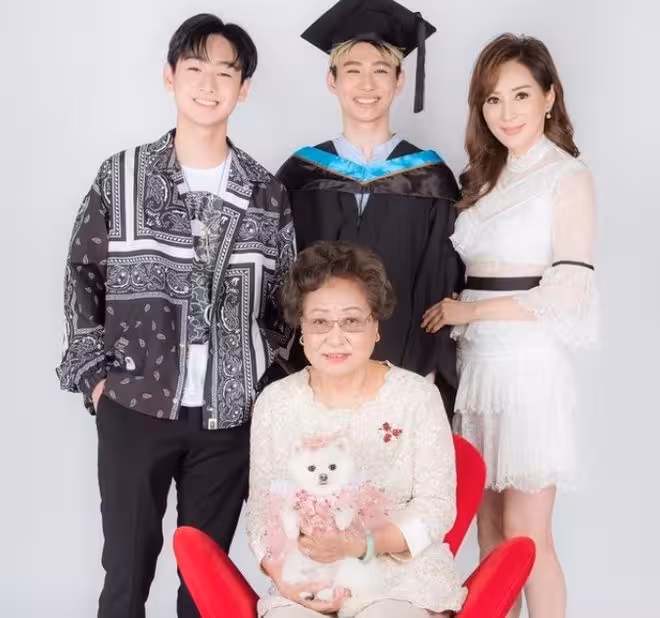 TVB前花旦60歲生日！穿校服造型亮相！腰肢纖細被贊和中學生無差別！