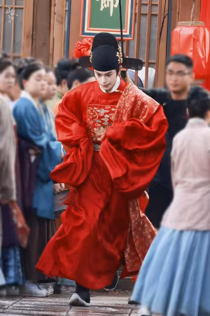 丁禹兮《花開錦繡》新郎路透,帥氣斐然,辣評:橫店在逃新郎
