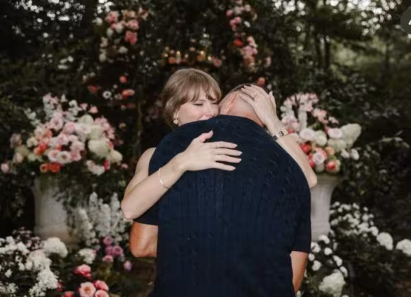 泰勒絲男友自家後院求婚!7月就準備好戒指 准公公笑曝細節:她等不及了