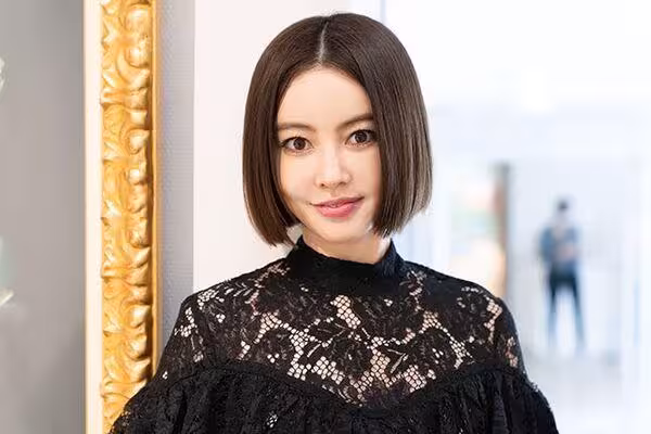 遭控「威爾鋼外遇」打官司離婚!65歲男星奉子再婚 新婚妻是國民美少女