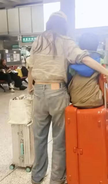 穿三年前的高定，提不上去的褲子，過氣的單親媽媽baby看著好心酸