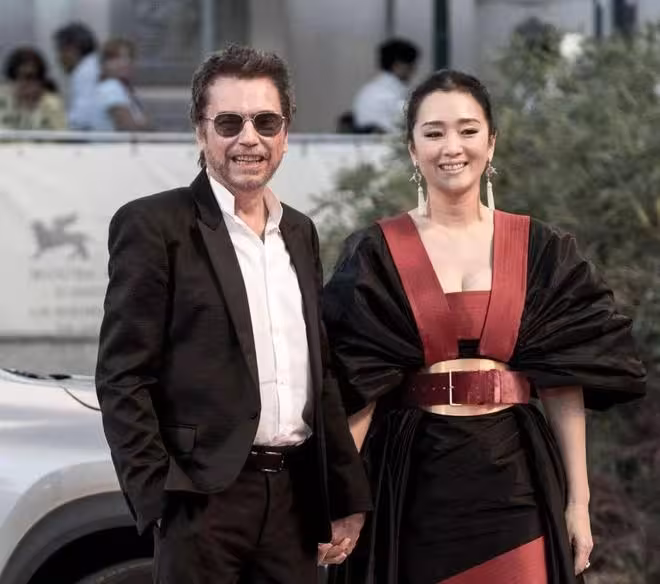 60歲鞏俐身材太驚艷,胸圍接近肚臍,網友直呼太美了