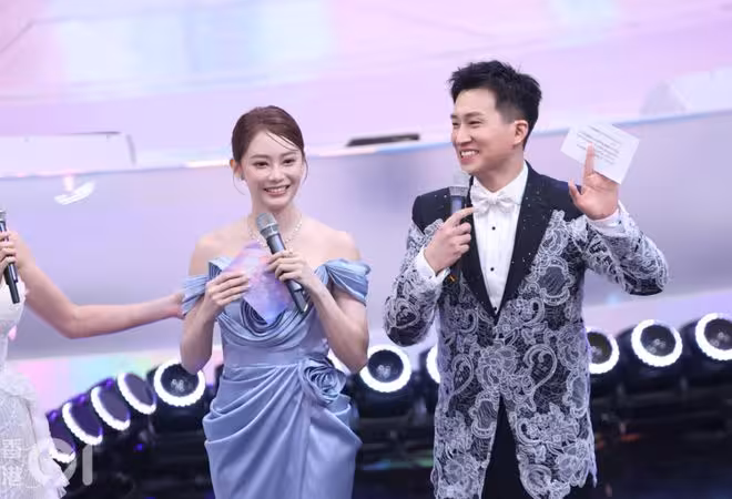 港姐決賽!戀綜CP葉蒨文、曾展望任司儀!女主持人:支持這對新人