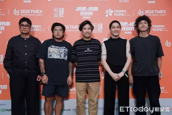 直擊/《絕廟騙局》道爾法師來了!POTATO首訪台 被求賜福笑到下跪:很訝異