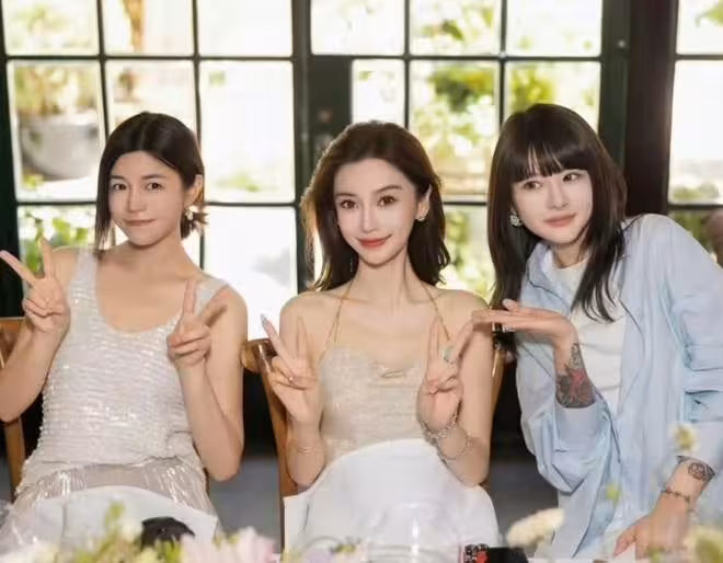 陳妍希跟baby同框，baby的優越感和陳妍希的不自信形成了強烈對比