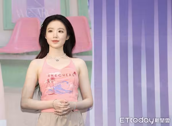 直擊/舒華本尊來了!千人擠爆信義區 粉絲路過驚呼:真的好白