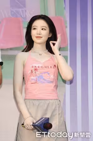 直擊/舒華本尊來了!千人擠爆信義區 粉絲路過驚呼:真的好白