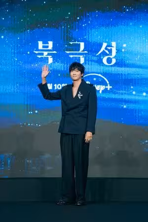 女神也追星！全智賢剪成俐落短髮　記者會突告白男神：我是粉絲