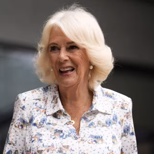 卡米拉王后自曝少女時代驚魂性侵未遂案,高跟鞋怒砸色狼!