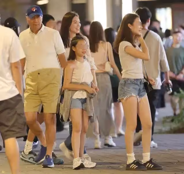 郭台銘一家五口罕同框！牽手小24歲嬌妻秀恩愛，大女兒打6個耳洞