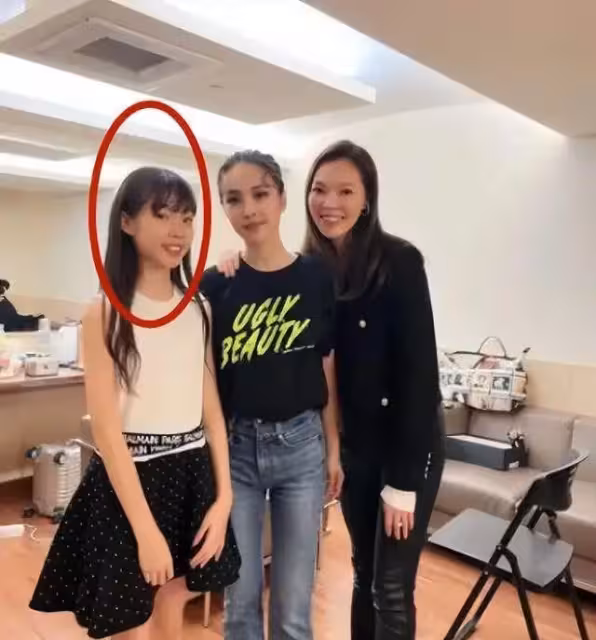 郭台銘一家五口罕同框！牽手小24歲嬌妻秀恩愛，大女兒打6個耳洞
