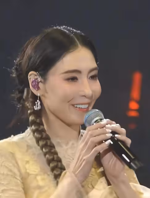 看44歲薛凱琪和45歲張柏芝演唱會造型 張柏芝的確擔得起玉女稱號